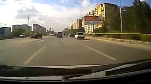 VIDEO Cine i-a dat permisul? O șoferiță a spulberat doi bicicliști dintr-o lovitură
