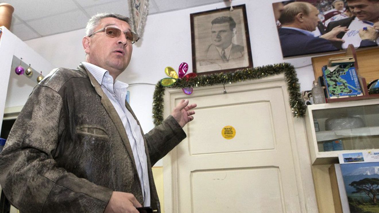 Antrenor cu tabloul lui Ceaușescu în vestiar, în amintirea vremurilor când "se halea sport pe pâine" 