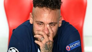 Neymar, criză de plâns după ce PSG a pierdut în finala Ligii Campionilor! Adversarii de la Bayern au încercat să-l consoleze | VIDEO FABULOS