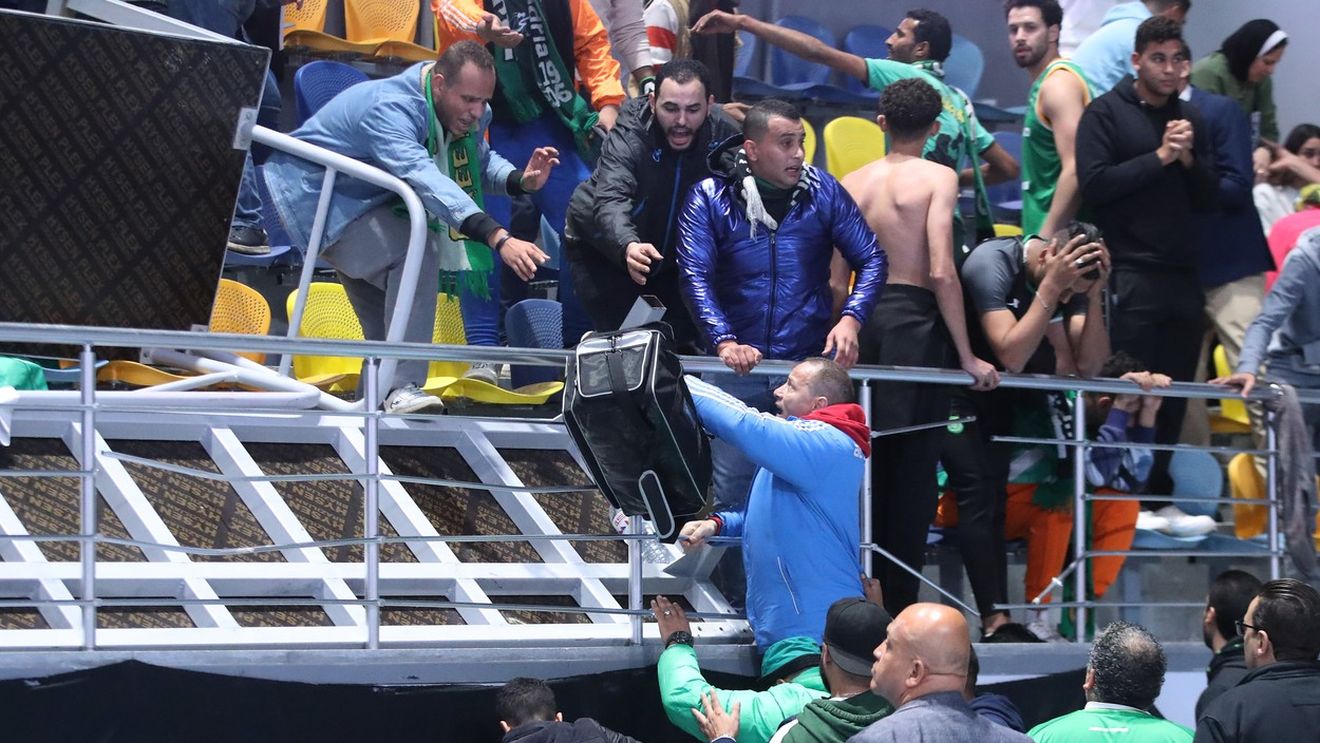 Zeci de răniți, după ce o tribună s-a prăbușit la un meci de baschet! VIDEO