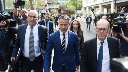 Milionarul care s-a culcat cu soția fratelui său a luat o decizie controversată și în afaceri. A închis peste noapte restaurantul și i-a dat afară pe angajați prin SMS