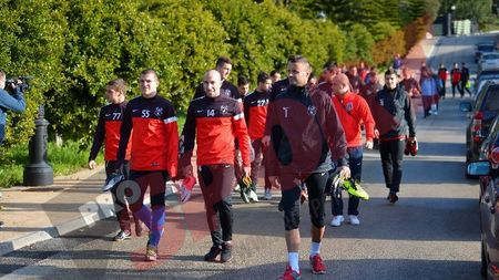 FOTO** Mesajul care l-a făcut pe Reghe să râdă la primul antrenament al Stelei de la Marbella: "Uite că am nimerit bine aici" :)