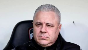 Clubul din Superliga și-a anunțat antrenorul că negociază cu Marius Șumudică!