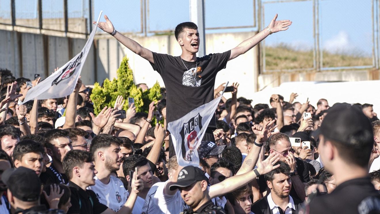 Fanii fostei echipe a lui Mircea Lucescu şi a lui Daniel Pancu i-au trimis peste 5 milioane de comentarii lui Jadon Sancho pentru a-l convinge să semneze