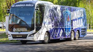 Echipa de handbal feminin Dunărea Brăila și-a „tras” autocar de 450.000 de euro, care are toaletă cu lavoar și face invidioși granzii din Superliga de fotbal! Investiția e din surse private. FOTO