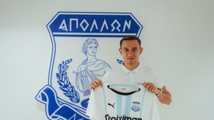 Valentin Costache a fost prezentat oficial la Apollon Limassol! Fostul jucător al Rapidului, gata să fie antrenat de Bogdan Andone