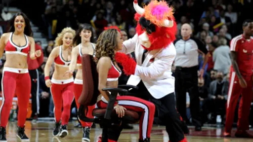 O majoretă a fost cerută în căsătorie la pauza meciului Chicago Bulls – Miami Heat