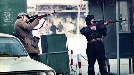 Cândva, în decembrie: 1989-2014. Jertfa unora, fuga altora. Când în Timișoara se trăgeau primele gloanțe, fotbaliștii se relaxau la Băile Felix sau mergeau la casele părinților: "Bine că m-a ferit Dumnezeu!"