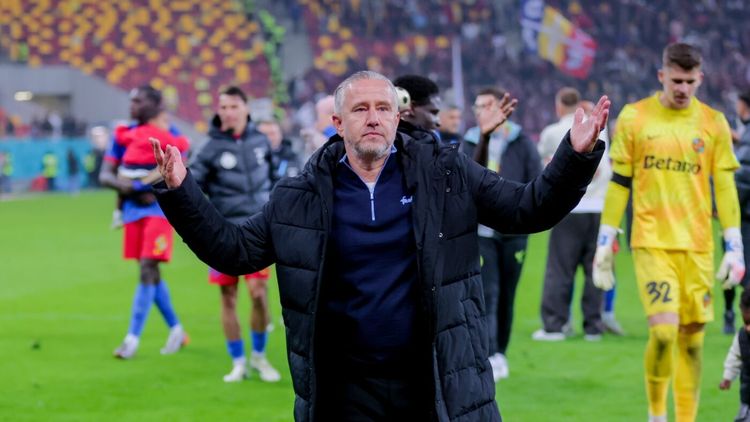 Fanii FCSB l-au asaltat pe antrenorul roș-albaștrilor după FCSB – Rapid: „Reghe, nu uita, Steaua este casa ta!”. VIDEO