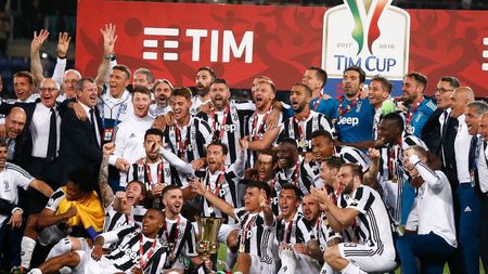 Juventus a spulberat-o pe Milan în finala Cupei și e la un pas să realizeze al patrulea event consecutiv. FOTO | Scenografie impresionantă afișată de "Curva Sud"