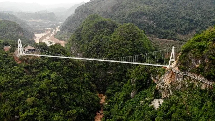 Cel mai lung pod de sticlă din lume a intrat în Cartea Recordurilor. Dragonul Alb, suspendat între doi munţi din Vietnam, poate susţine 450 de persoane simultan