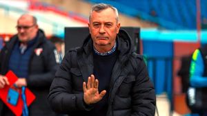 Mircea Rednic continuă curățenia la UTA după revolta jucătorilor de la sfârșitul sezonului. „Puriul" vrea să mai scape de încă doi fotbaliști! Ce se întâmplă și cu Rareș Pop. EXCLUSIV