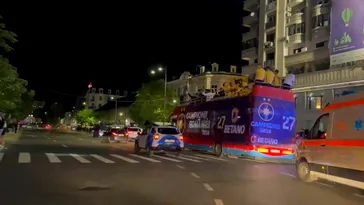 Imagini fabuloase cu jucătorii FCSB pe autocarul decapotabil, în drum spre Ateneu! Ce au scandat pentru rivalii din Giulești