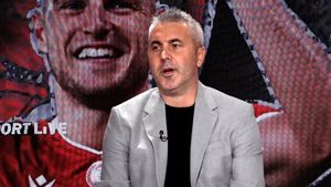 Adrian Neaga a dezvăluit cât de putred e fotbalul românesc la nivel de copii și juniori: „Te duci peste antrenor și îi spui: «Mai bagă-mi-l și mie, că plătesc!»”. Propune o soluție extremă: „Poate că acum deranjez foarte multă lume”. EXCLUSIV