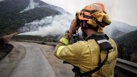 „Am fost furios când am văzut condițiile pompierilor”. Fotbalistul a ajutat la stingerea incendiilor devastatoare, dar a descoperit dezastrul ascuns în Muntenegru