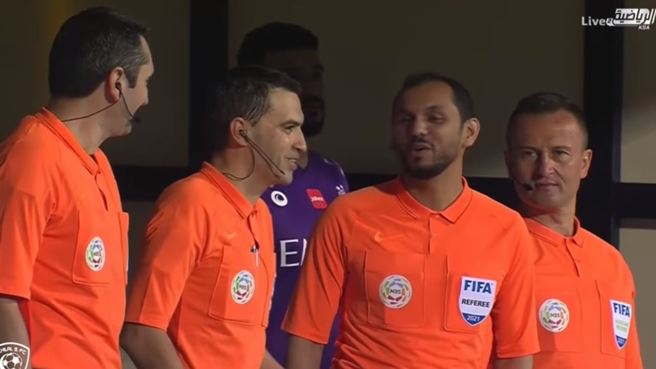 Ovidiu Hațegan s-a ajutat de VAR pentru a da un cartonaș roșu și un penalty în Arabia Saudită! Faze ciudate la Al Hilal - Al Raed | VIDEO