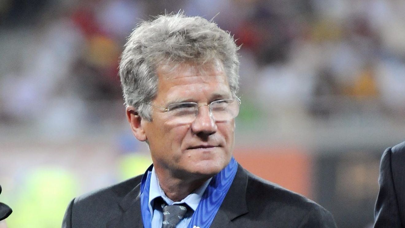 Ladislau Boloni îl ia peste picior pe Edi Iordănescu după umilințele din Liga Națiunilor: „Zău, am impresia că vorbeşte Capello, Mourinho sau Arsene Wenger!”. Antrenorul lui Metz e convins că s-ar fi descurcat mai bine: „Am fi avut mai multe puncte”