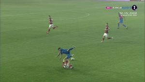 Fază de o violență extremă în Rapid - FCSB! Onea a intrat brutal și putea să-i rupă piciorul lui Coman: decizia lui Feșnic a declanșat furia băncii roș-albastre! Era de roșu?