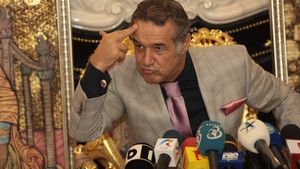 Dezvăluiri incredibile făcute de Becali. Cum a încercat Reghecampf să-i ia locul lui Rădoi: "Mi-a spus că l-am nenorocit când l-am convins pe finul să rămână". Primii doi jucători pe care Steaua i-a transferat: "Iau 10 jucători, 3 sunt atacanți"