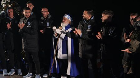 Moş Crăciun alb-albastru a descins pe „Ion Oblemenco” într-un ATV, la sărbătoarea Universităţii Craiova. Ce mesaje i-au transmis oltenii. FOTO