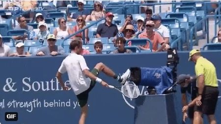 Incident fără precedent la Cincinnati! Daniil Medvedev a luat la șuturi o cameră video: „Scoateți-o de aici!" VIDEO