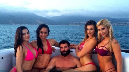 FOTO | Playboy-ul Dan Bilzerian, "idolul bărbaților", s-a despărțit de românca Andreea Bolbea. "Nu se supăra dacă faceam sex cu alte femei, dar voia să fie și ea implicată"