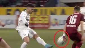 Fază controversată la CFR Cluj - Rapid! Mingea l-a lovit în mână pe un fundaș al ardelenilor, iar giuleștenii au cerut penalty! Decizia centralului i-a enervat pe elevii lui Mihai Iosif