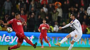 Dinamo negociază transferul bombă al unui fost fotbalist de la rivalele FCSB și CFR Cluj! Jucătorul e acum în Rusia și revenirea lui în Superliga ar fi o surpriză uriașă