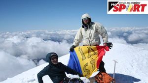 A dus drapelul României în toate colțurile lumii. A cucerit singur Mont Blanc, a învins boala Lyme, a "luat la pas" de la Kilimanjaro, la Etna și a simțit gerul de -50 de grade Celsius. "Bunicul meu lupta pe front cu tricolorul la piept" FOTO | #România100