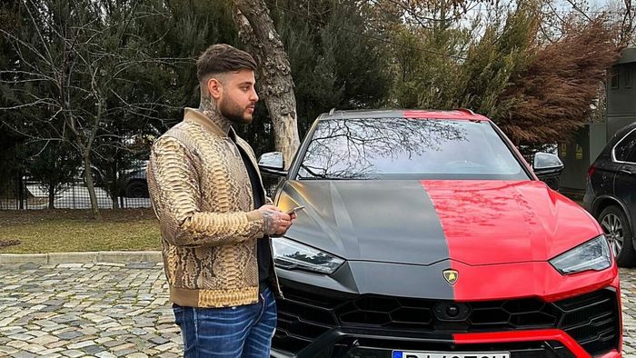 Adrian Mititelu jr., luat la întrebări pe stradă, după ce s-a dat jos dintr-o mașină care costă 600.000 de euro! „Cu ce vă ocupați?”. Fiul finanțatorului de la FC U Craiova a răspuns instant