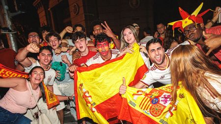 Fiul fostului rapidist, petrecere de zile mari alături de spanioli după cucerirea Campionatului Mondial: „Toată lumea claxona!”. EXCLUSIV