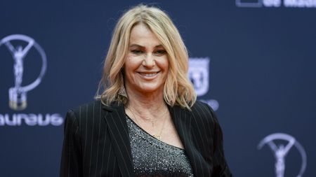 Nicușor Dan a semnat legea cu dedicație pentru Nadia Comăneci