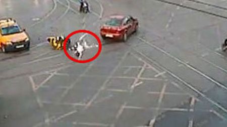 VIDEO** MIRACOL în centrul Bucureștiului! Putea să moară nevinovat dar a plecat pe picioarele lui! Vezi accidentul