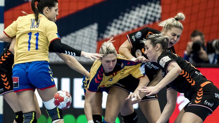Jucătoarele naționalei de handbal, dezamăgite după ce România a pierdut și ultimul meci de la Campionatul European. „Nu știu ce ne-a lipsit”