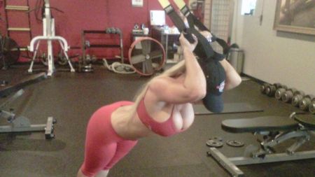 Coco Austin, soția rapperului Ice-T, ipostaze indecente în sala de fitness