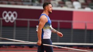 Alexandru Novac s-a calificat în finala olimpică la aruncarea suliței. Atletul a fost sfătuit din tribună de Bianca Ghelber, pentru că antrenoarea sportivilor a fost lăsată acasă! Marea controversă de la atletism
