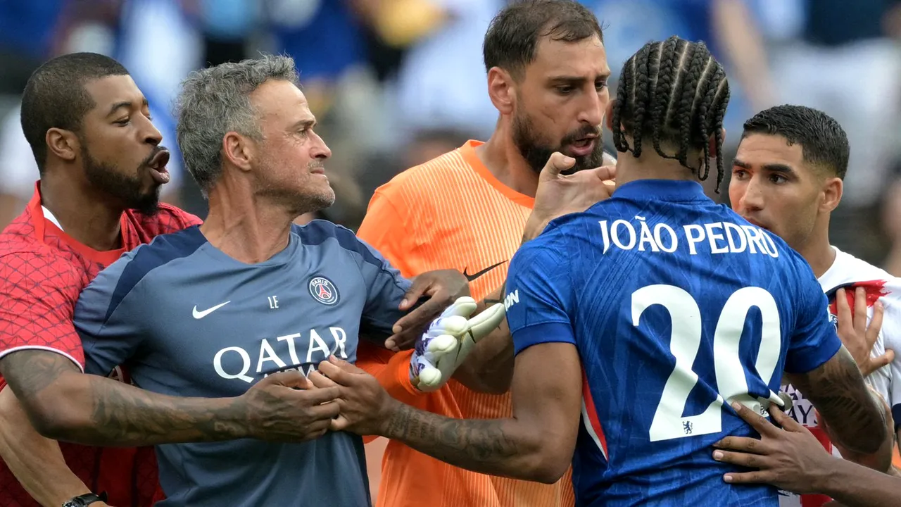 Ce nu s-a văzut la TV! Scandal fără precedent: Luis Enrique l-a împins pe Joao Pedro, iar fotbalistul lui Chelsea ar fi fost lovit peste față de o altă persoană de la PSG!