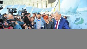 Incredibil: au greșit stadionul! Noua arenă din Craiova, de 52,6 milioane de euro, trebuie reparată înainte de a fi inaugurată. Normele ISU nu corespund, mai trebuie construit un etaj, arena nu rezistă la vânt. Pentru a se încadra în costuri, a fost micșorată cu 10 metri