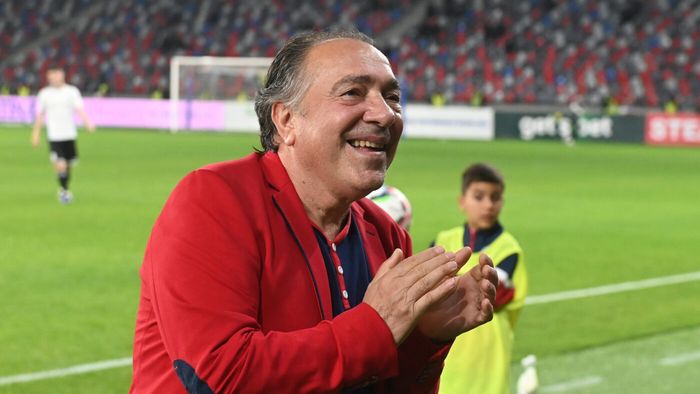 „Cruyff s-a făcut că dă centrare și ăsta s-a dus direct în groapa cu nisip, record mondial! I-am scos iarba cu penseta”. Două povești fabuloase din vestiarul magic al Stelei, spuse de Marcel Răducanu într-un stil unic