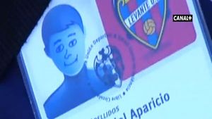 VIDEO AMUZANT** Asta e cea mai TARE poză de pe legitimația unui steward! Vezi cum arată posesorul în realitate!