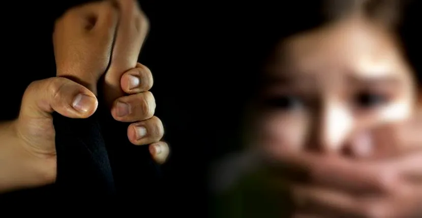 O fetiță de 10 ani din Brăila a fost rapită, bătută și abuzată de doi bărbați