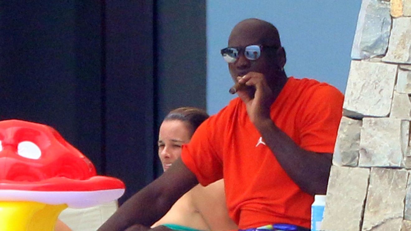 Avionul privat de 70.000.000 de dolari al lui Michael Jordan i-a lăsat mască pe cei care l-au văzut pe pistă. Doar vopseaua pentru designul de tip elefant-print a costat 500.000 de dolari