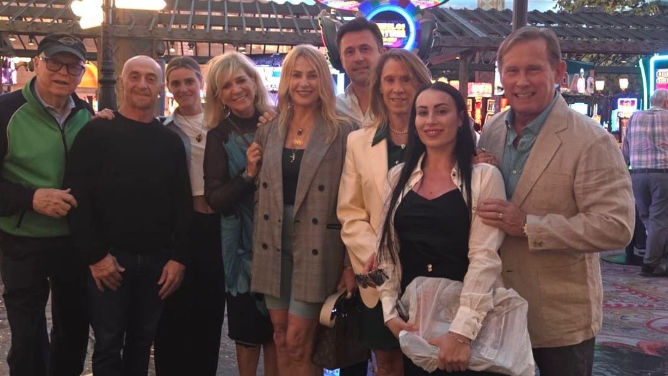 Nadia Comăneci și-a invitat oaspeții în Las Vegas! În același timp, la 10.000 kilometri distanță, la Focșani, s-a lansat o colecție de modă cu numele său