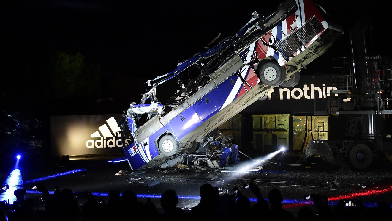 Au vrut să rupă ghinionul. Sponsorul tehnic al naționalei Franței a distrus autocarul de la Mondialul din 2010