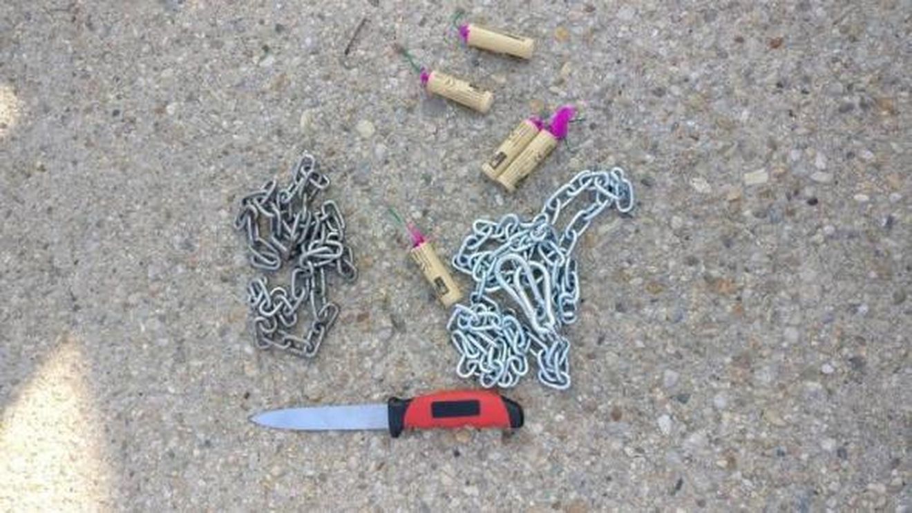 "Lanțuri, cuțite, obiecte pirotehnice și droguri". Autoritățile au confiscat un întreg arsenal de la ultrași dinamoviști care fac deplasarea la Craiova