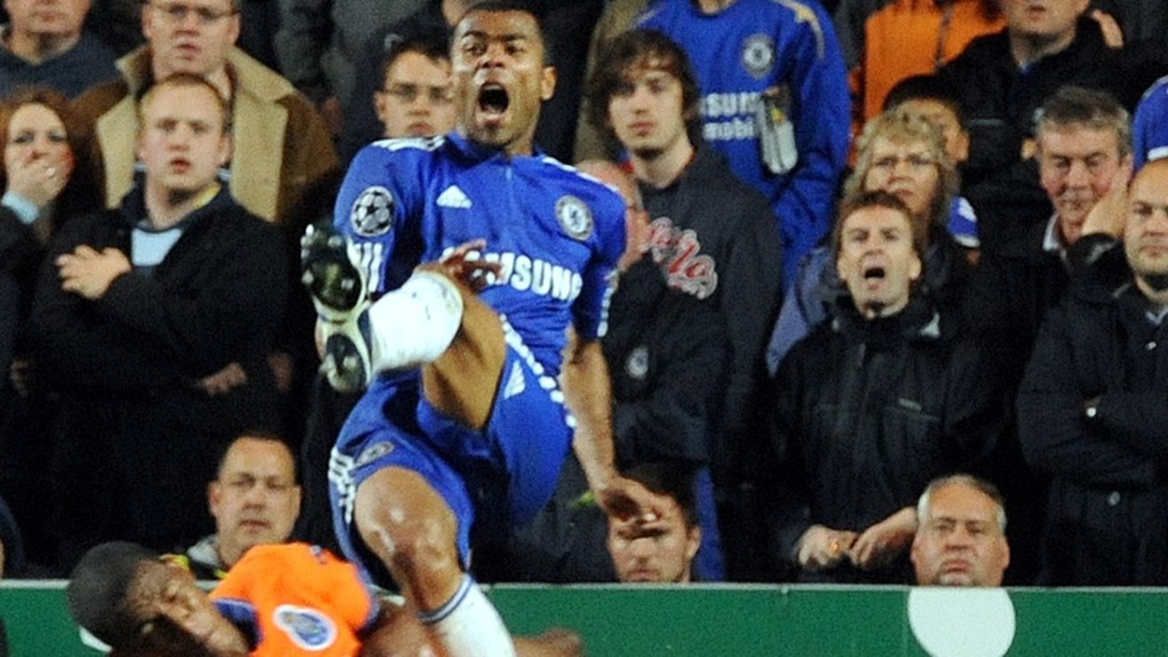 Amendă incredibilă** pentru Ashley Cole! Vezi aici cu ce sumă e penalizat fundașul!