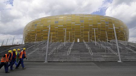 INCREDIBIL! Spaniolii au rămas MASCĂ‚: stadionul pe care vor debuta împotriva Italiei este înconjurat de munți de pamant! FOTO