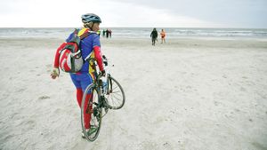 Lider în vârstă de 75 de ani în caravana cu "ProSport Cu Bicicleta la Mare"