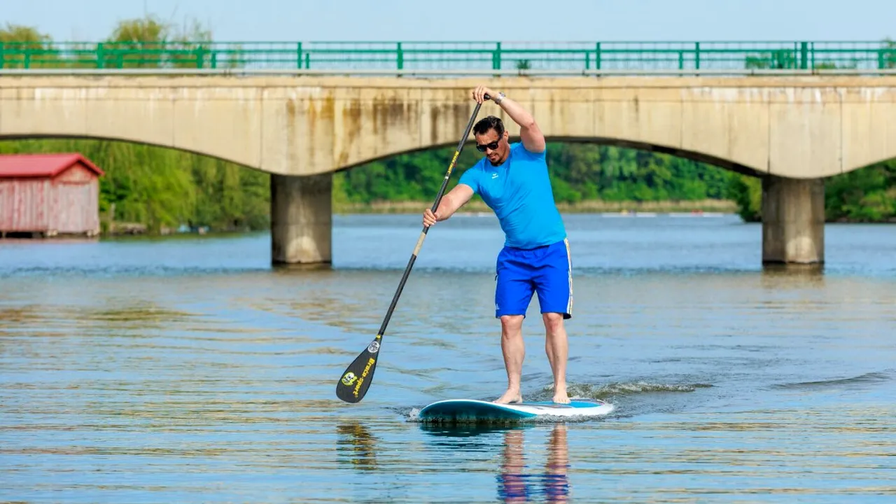 Cu o placă de 3000 de lei poți învăța practicarea unui viitor sport olimpic: stand-up paddle! Primul mare concurs va avea loc pe lacul Snagov: „Putem spera la medalii olimpice”