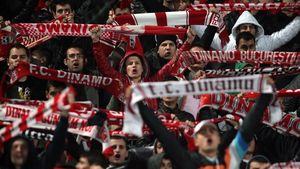 Derby-ul a început pe străzi. Ultrașii dinamoviști de la Peluza Sud au lipit afișe în tot Bucureștiul 